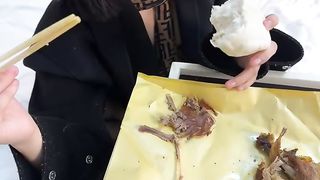【69堂午夜视频】豹纹精神小妹用一顿麻辣烫就拿下了